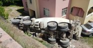 Beton mikseri 5 metre yükseklikten bahçeye uçtu eve çarptı