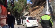 Beykoz'da duvar çöktü, iki araç altında kaldı