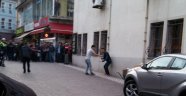 Bıçaklı saldırganı polis silahla kovaladı