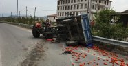 Bilecik'te domates yüklü traktöre kamyon çarptı: 3 yaralı