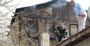Bilecik'te 2 katlı kerpiç ev tutuştu, alevler yandaki eve sıçradı