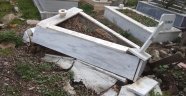 Bilecik'te yaşanan toprak kayması mezarlara zarar verdi