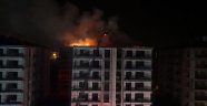 Binanın çatısı alev alev yandı