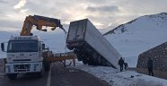 Bingöl'de tır yoldan çıktı:1 yaralı