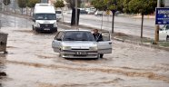 Bir saatlik yağmur yolları göle çevirdi