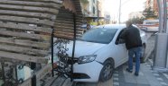 Bisiklete vurmamak için otobüs durağına çarptı