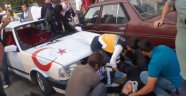 Bisikletteki kadın çarpmanın etkisiyle otomobilin tavanına uçtu