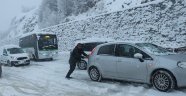 Bitlis'te kar yağışı nedeniyle yaklaşık 500 araç yolda mahsur kaldı