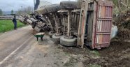 Blok mermer yüklü tır devrildi
