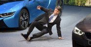 BMW CEO'su bir anda kendini yerde buldu