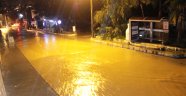 Bodrum'da dereler taştı, ağaçlar devrildi, araçlar yolda kaldı