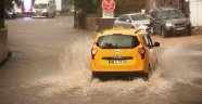 Bodrum'u sağanak vurdu, cadde ve sokaklar göle döndü