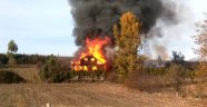 Bolu'da 2 katlı ahşap ev alev alev yandı