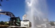 Boru patladı su metrelerce yükseğe fışkırdı