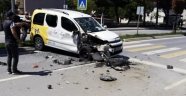 Boş yolda 2 PTT aracının çarpıştığı kaza şaşırttı