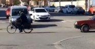 Bozulan aracı bisikletle çekti