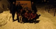 Buz tutmuş derede mahsur kalan köpeği AKUT kurtardı