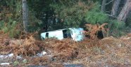 Buzlanan yolda kayan araç şarampole yuvarlandı