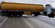 Buzlu yolda kayan tanker yolu kapattı