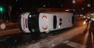 Buzlu yolda takla atan ambulans 2 otomobile çarptı