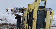 Buzlu yolda yoldan çıkan tır devrildi: 1 yaralı