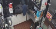 Çalışanlar kaçınca soyguncu kasayı açamadı