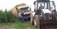 Çamura saplanan kamyonu kepçe kurtardı