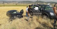 Çarpışan araçlar buğday tarlasına girdi: 2 yaralı