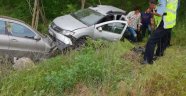 Çarpışan araçlar refüje düştü, 2 kişi yaralandı