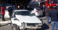Çarpışan otomobiller park halindeki başka araca çarptı: 3 yaralı