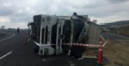 Çatalca'da et yüklü tır devrildi: 1 kişi ağır yaralı
