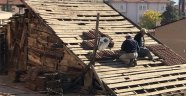 Çatı onaran 2 işçi adeta ölümle dans etti