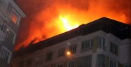 Çatı yangını 5 evi kullanılamaz hale getirdi