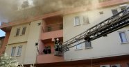 Çatı yangınında mahsur kalan çocuk son anda kurtarıldı