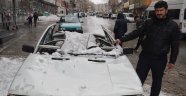 Çatıdan düşen kar arabayı hurdaya çevirdi