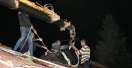 Çatıya çıkan manda vinçle kurtarıldı