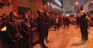 Çatıya çıkıp intihara kalkıştı, yüzlerce meraklı film gibi izledi