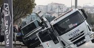 Çekici lüks aracı kaldırmaya çalışırken yan yattı