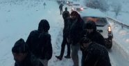 Çelikhan-Malatya karayolunda onlarca araç karlı yolda mahsur kaldı