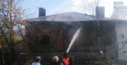 Cenazeye gittiği sırada evi yandı