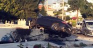 Çeşme'deki kazada lüks aracın ibresi 220'de kilitli kaldı