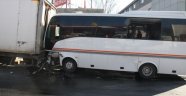 Çevik kuvvet personelini taşıyan servis kaza yaptı: 3 yaralı