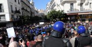 Cezayir'de Cumhurbaşkanı Butelfika'nın adaylığına karşı protestolar sürüyor