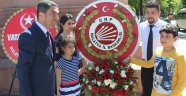 Chp, Add ve Eğitim-iş Anıta Çelenk Sundu