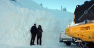 Çığ inen yollarda zorlu karla mücadele çalışması