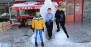 Çocuklar iki metre boyunda kardan adam yaptı