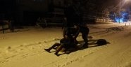 Çocuklar leğenle kayarak karın keyfini çıkardı