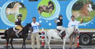 Çocuklar pony atlarıyla eğlendi