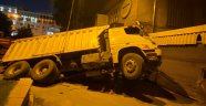Çöken yola düşen kamyonet şaha kalktı