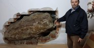Dağdan kopan dev kaya parçası evin içinde girdi